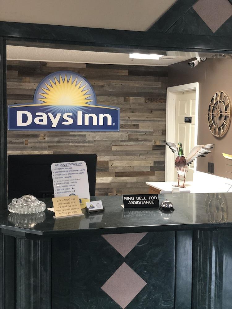 Days Inn & Suites By Wyndham Stuttgart Exterior photo
