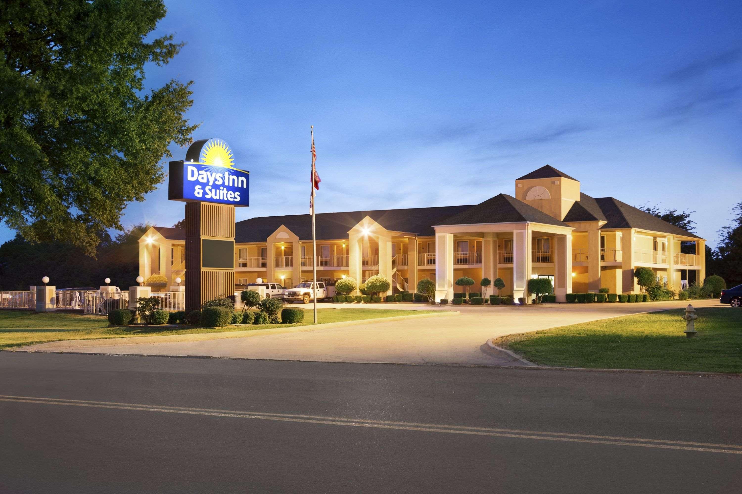Days Inn & Suites By Wyndham Stuttgart Exterior photo