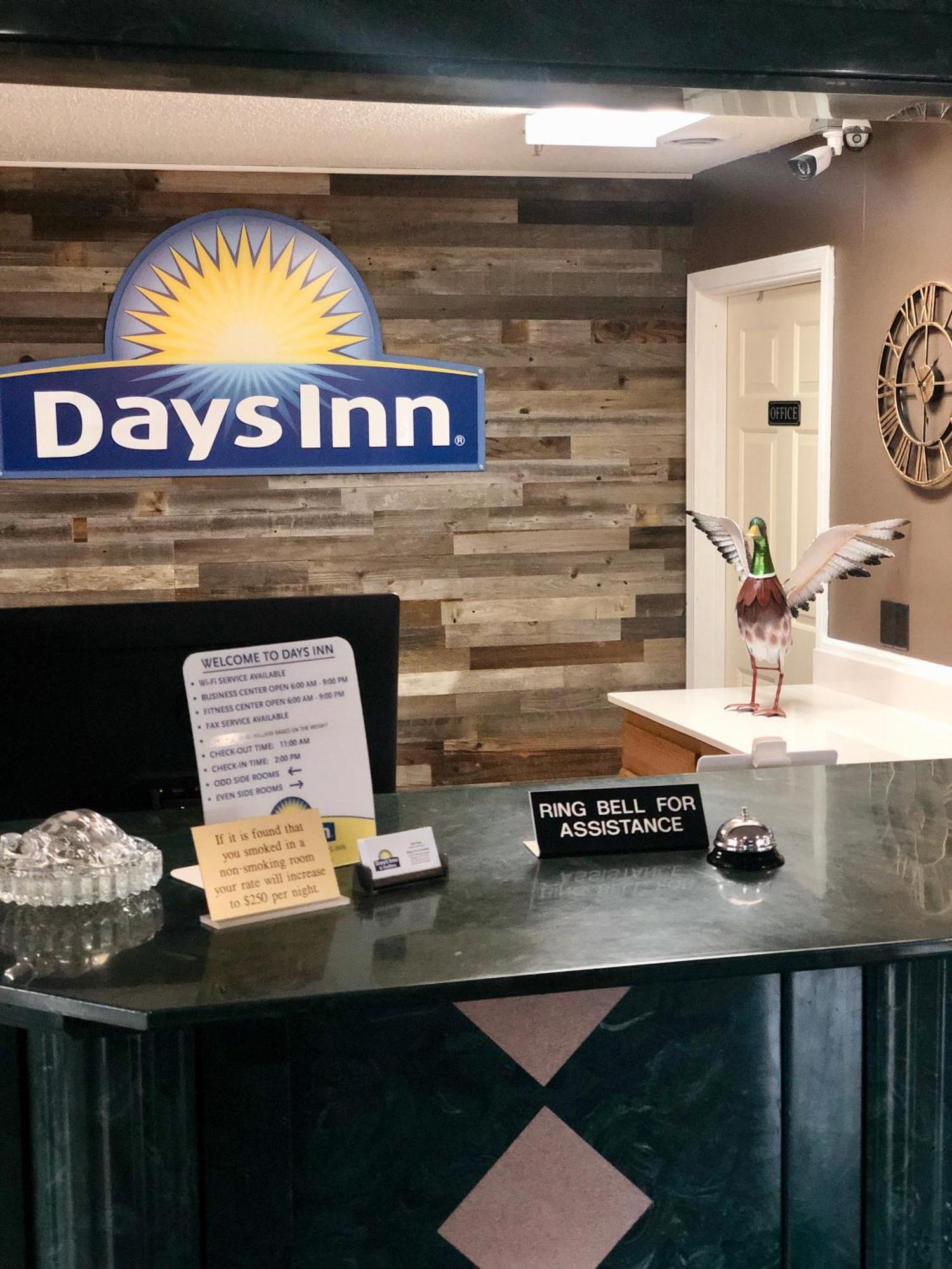 Days Inn & Suites By Wyndham Stuttgart Exterior photo