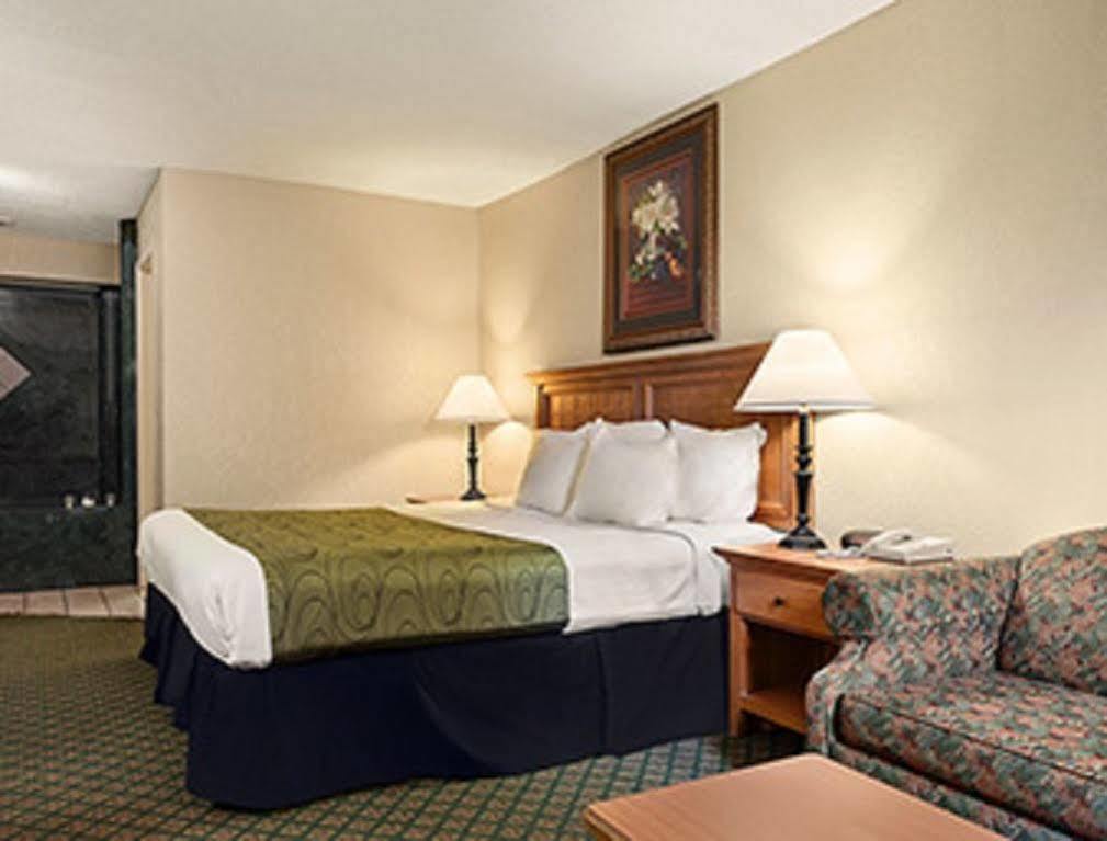 Days Inn & Suites By Wyndham Stuttgart Exterior photo