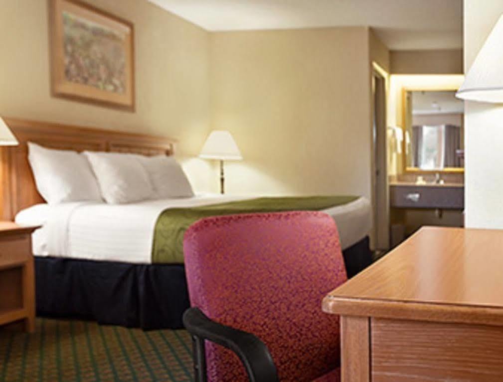 Days Inn & Suites By Wyndham Stuttgart Exterior photo