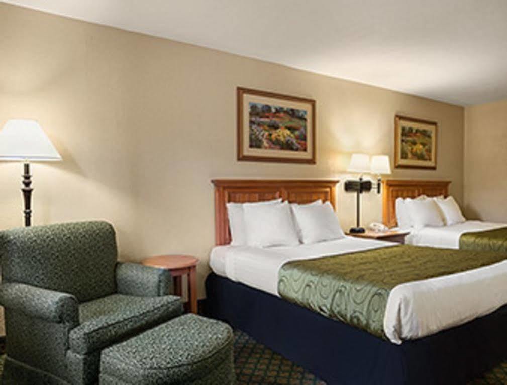 Days Inn & Suites By Wyndham Stuttgart Exterior photo